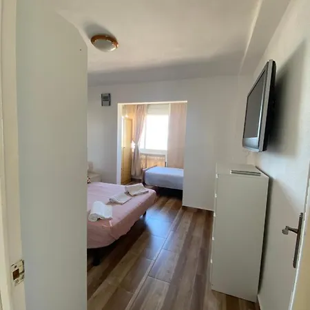 Views With Pool, شقة *